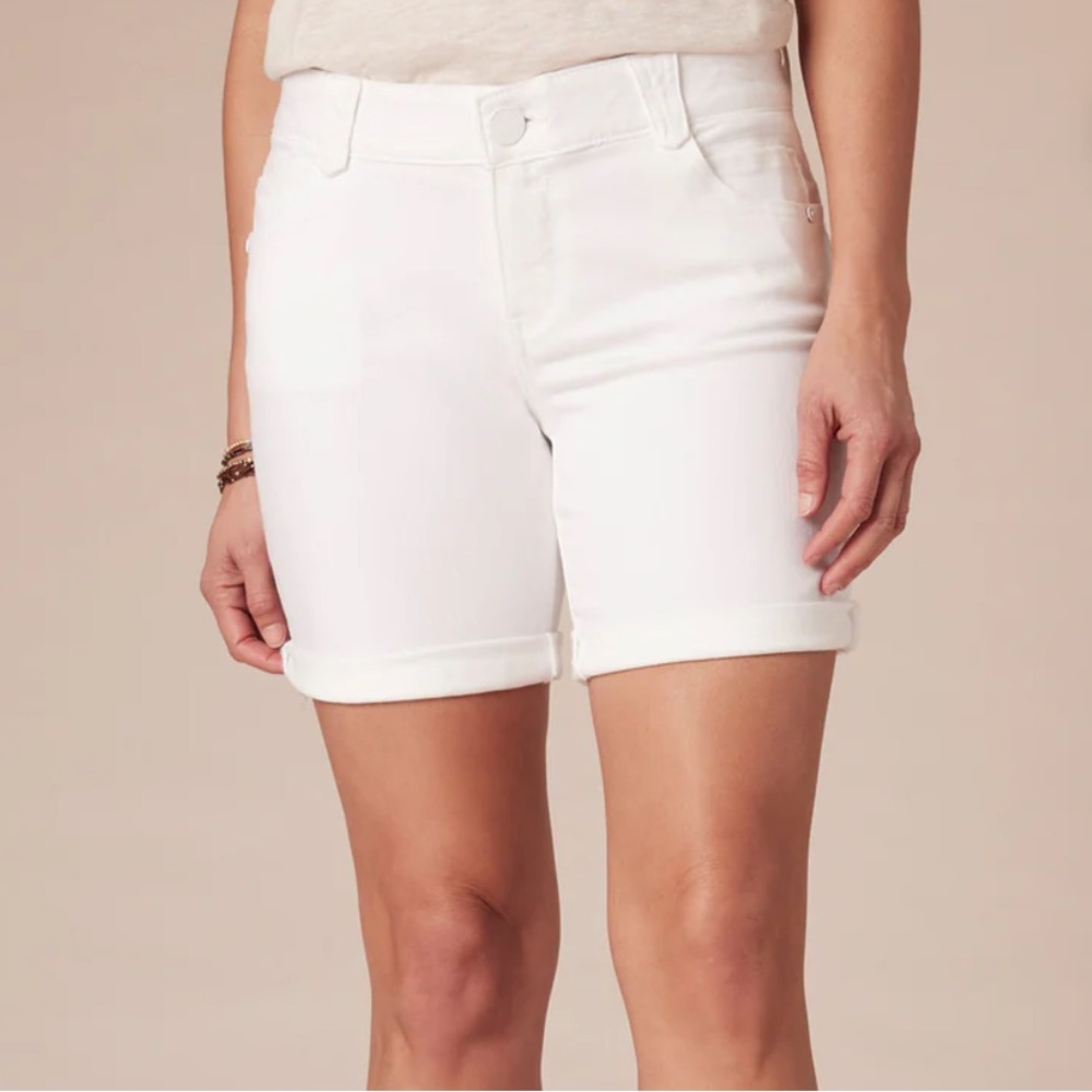 Democracy “Ab” Solution White Denim 7” Short Size 6